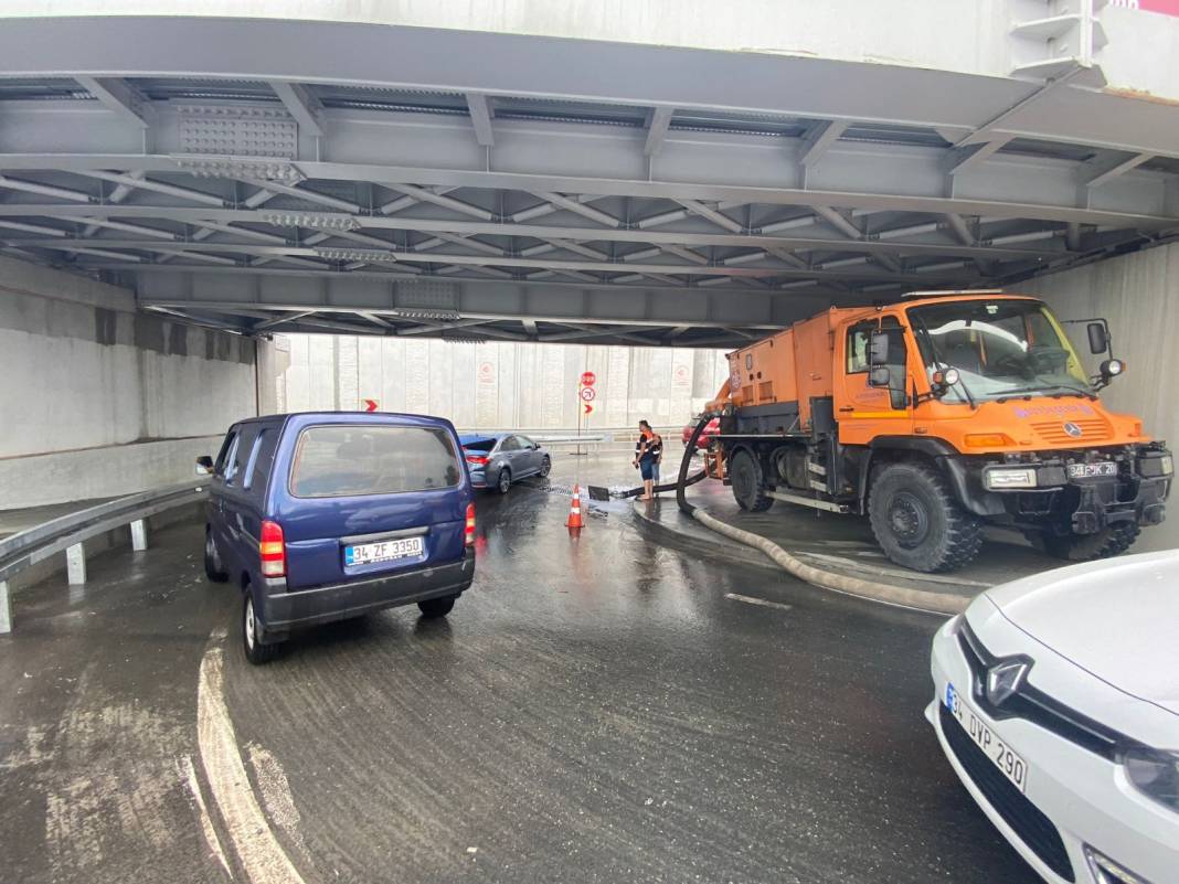 Kuvvetli yağış İstanbul'u vurdu, İBB görüntüleri paylaştı 33